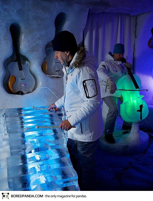 orchestra-played-their-enchanting-music-with-instruments-made-of-ice-16__605